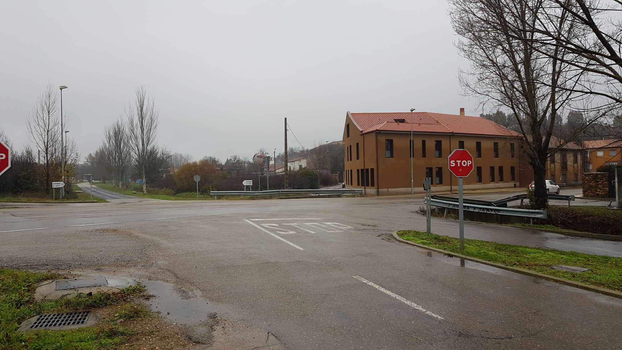 Fomento se compromete a mejorar la visibilidad del cruce que atraviesa Ardoncino