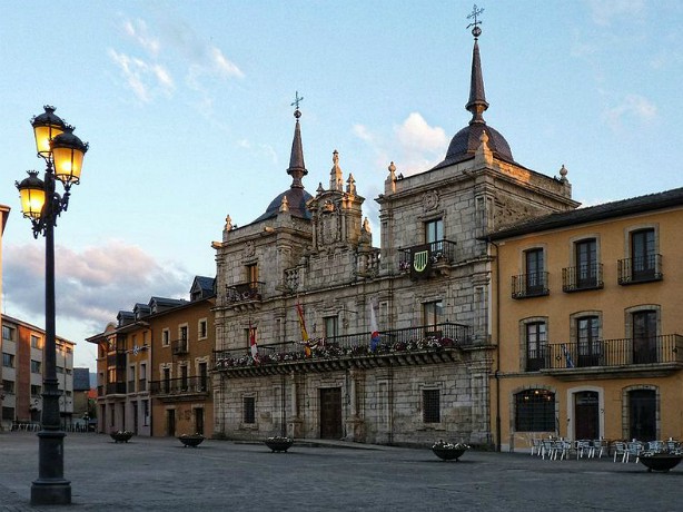 El PSOE denuncia la deslealtad institucional del PP al asumir como propio el gobierno del Ayuntamiento de Ponferrada y del Consejo Comarcal del Bierzo en un comunicado oficial