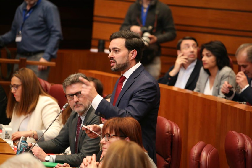El PSOE exige medidas para evitar el éxodo de médicos a otras comunidades