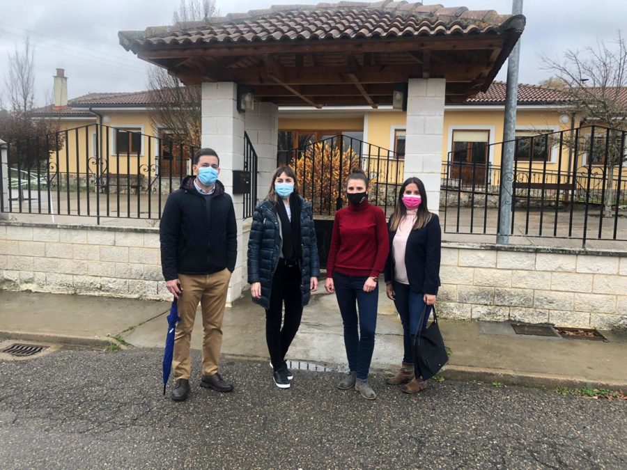 Los procuradores socialistas de León visitan la residencia de Riello y exigen a la Junta acción para proteger a residentes y trabajadoras
