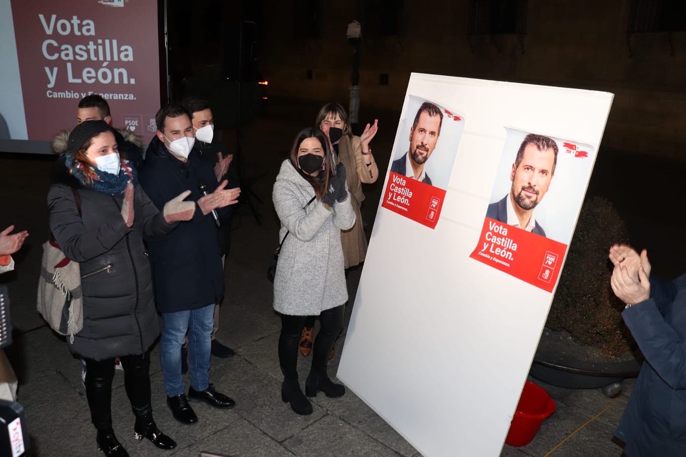 La candidatura del PSOE de León a las Cortes autonómicas participa en la tradicional pegada de carteles que marca el inicio de la campaña electoral