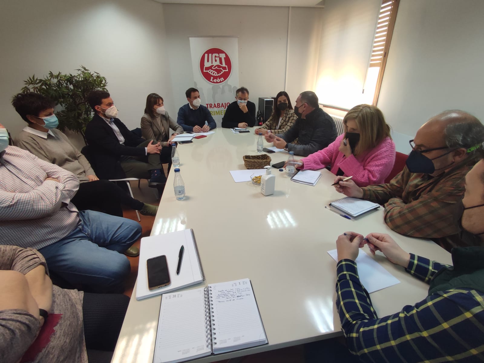 El PSOE presenta a los sindicatos su programa centrado en la recuperación de servicios públicos