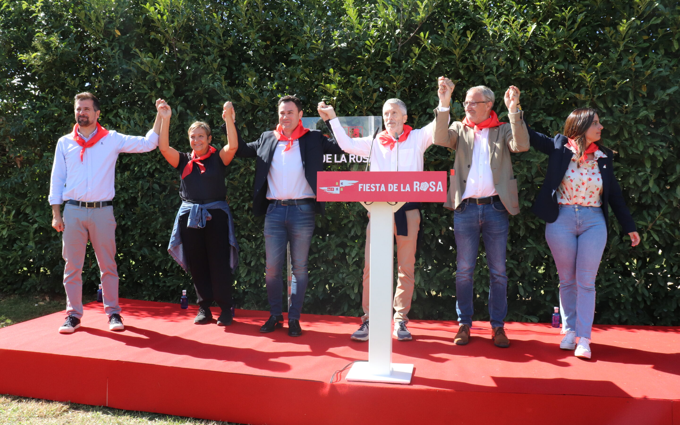 El PSOE de León pone en valor su fortaleza en la provincia desde la comarca del Bierzo durante su ‘Fiesta de la rosa’