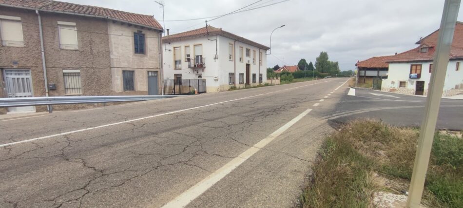 El Grupo Municipal Socialista en el Ayuntamiento de Sariegos, a través de su portavoz y concejal en el consistorio, Juan Manuel Valbuena, se hace eco de nuevo de las reivindicaciones vecinales frente al desinterés del equipo de gobierno formado por la coalición UPL-Ciudadanos, al pedir al alcalde, Roberto Aller, la reposición de las paradas de autobús en este municipio del alfoz de León.