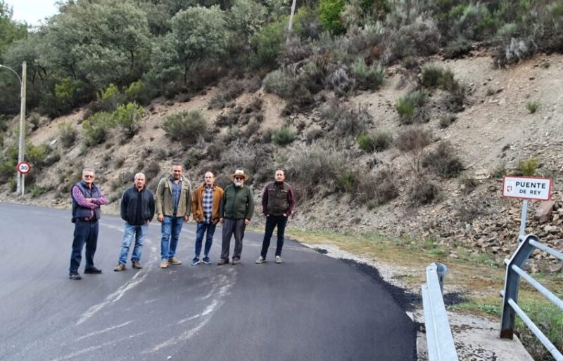 El secretario de Transportes e Infraestructura del PSOE de León comprueba el estado de las carreteras de Villafranca del Bierzo acompañado de cargos municipales de la zona