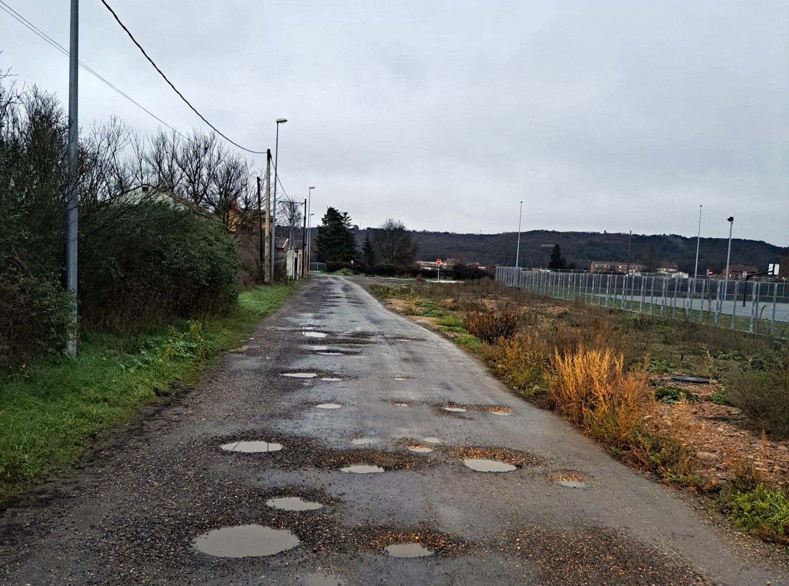 El PSOE de Villaquilambre critica que el alcalde no haya finalizado las obras de adecuación del entorno del Colegio Los Adiles en Villaobispo