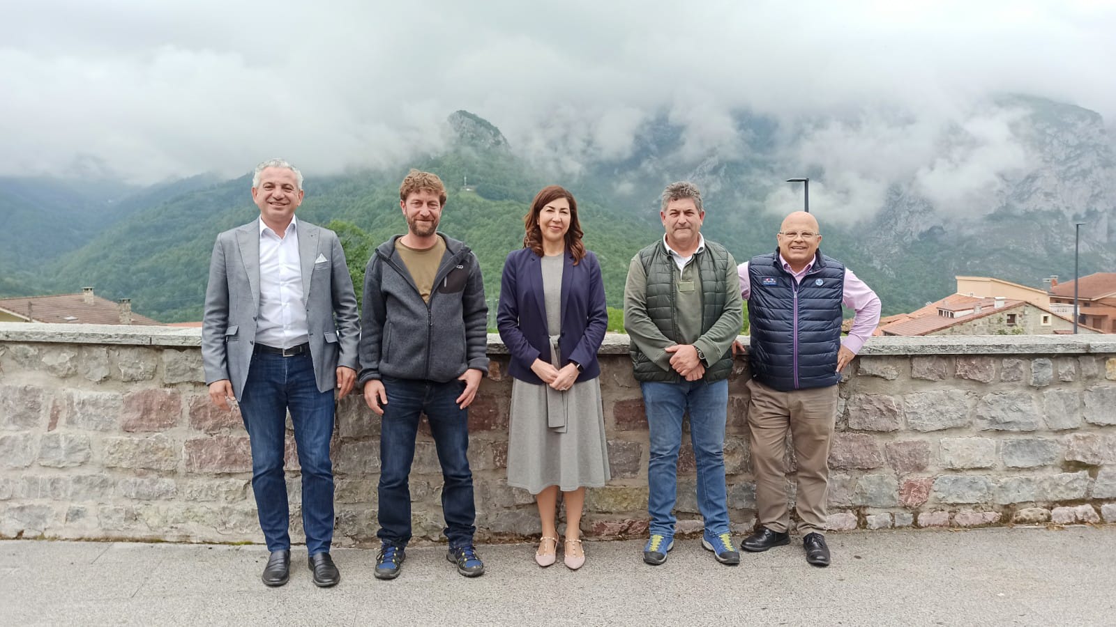 La secretaria de Estado de Turismo apoya las candidaturas del PSOE de Valdeón y Sajambre