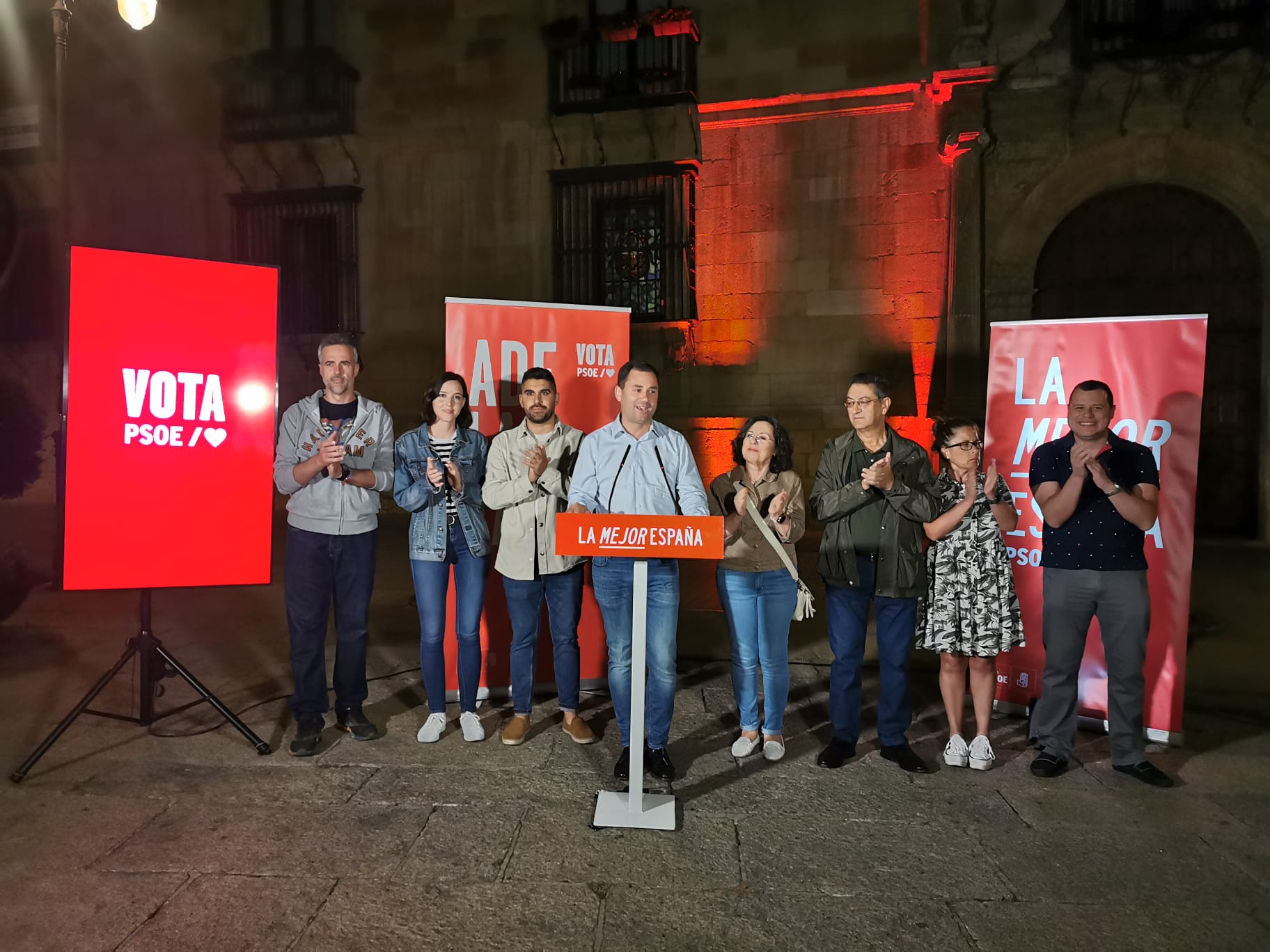 La candidatura del PSOE participa en la tradicional pegada de carteles pidiendo el voto para que León siga avanzando