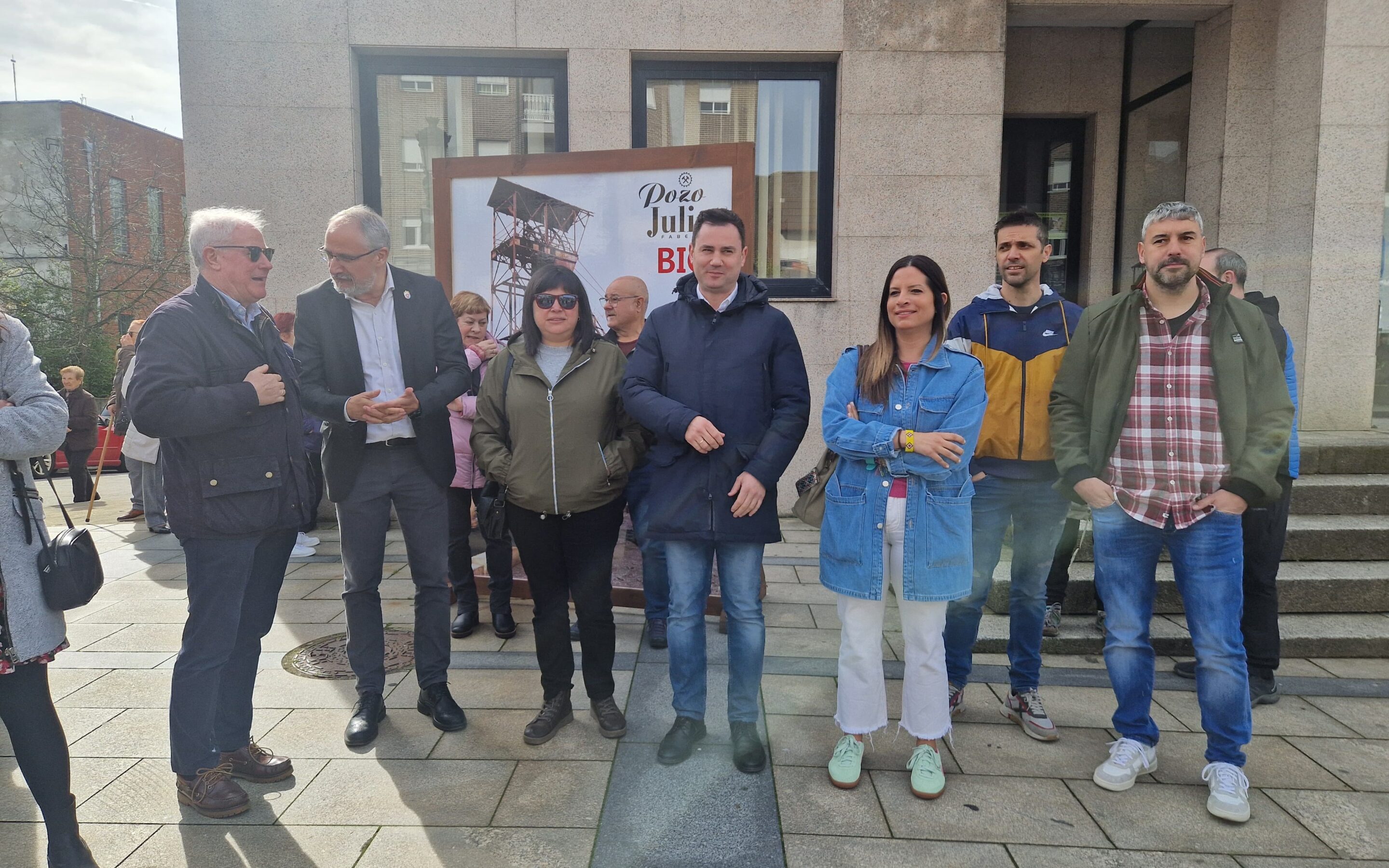 El PSOE de León se manifiesta para exigir a la Junta un servicio sanitario digno en la zona asistencial de Fabero