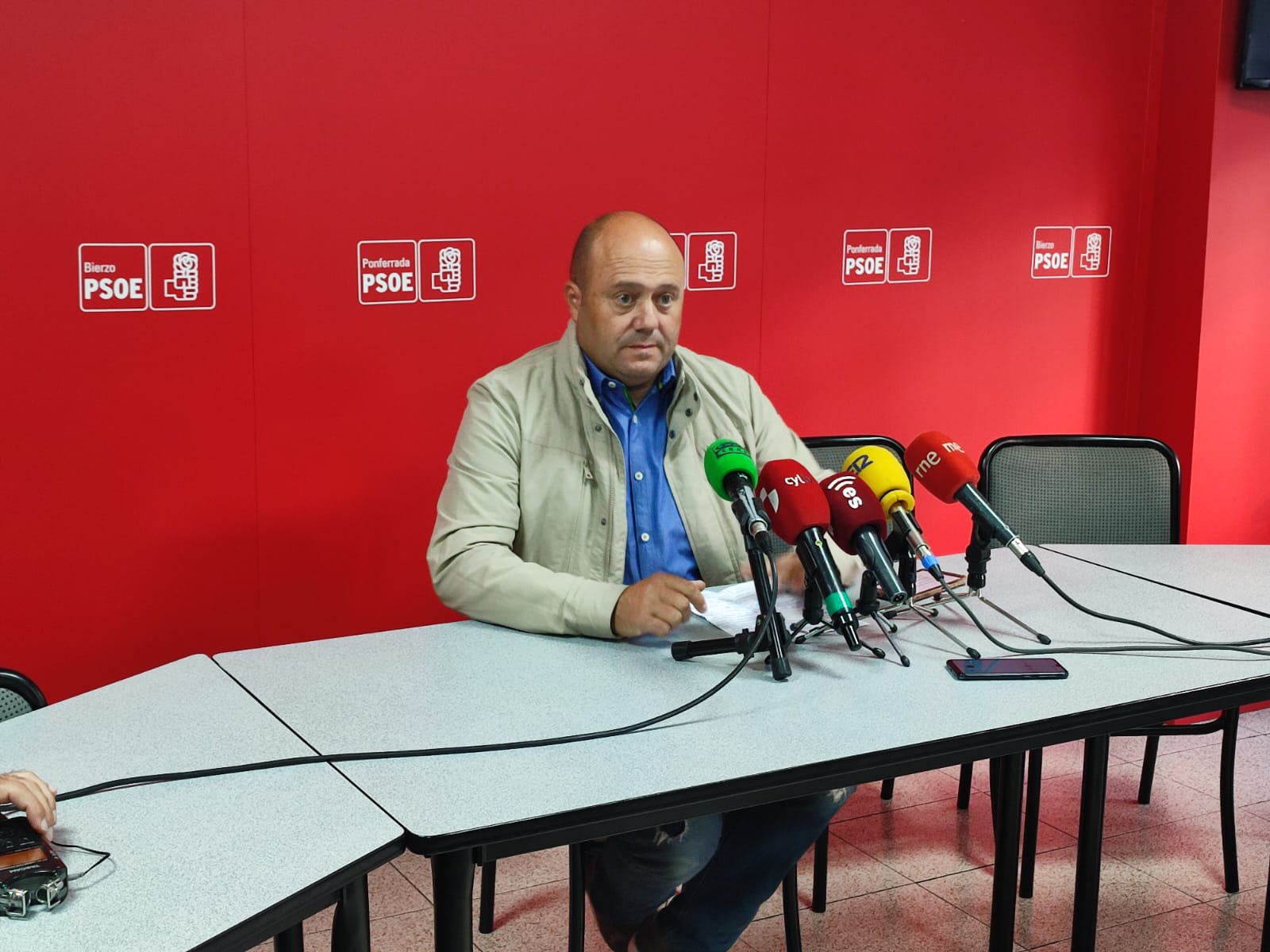 El PSOE tilda de “aberración” la autorización de la Junta para que la DO Rueda use la uva godello y advierte que “derribará los precios de la DO Bierzo”