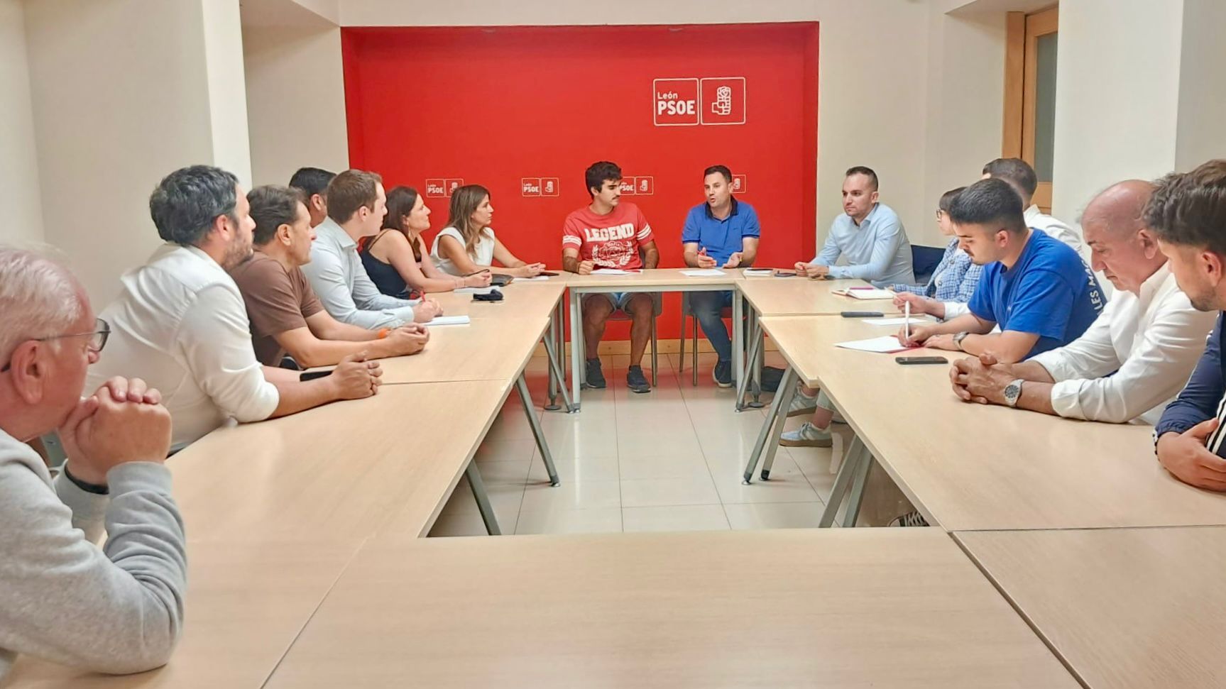 El PSOE de León y Juventudes Socialistas reclaman a la Junta un compromiso real con la educación
